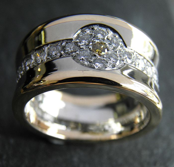 Vit och rödguld med 0,97ct briljanter 